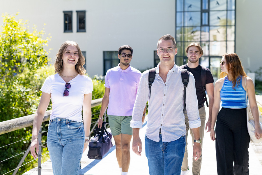 Schülerinnen und Schüler können beim Schnupperstudium unter anderem an Vorlesungen teilnehmen und den Campus der Uni Passau erkunden. Foto: Universität Passau 
