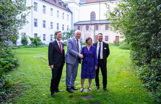 Prof. Dr. Ulrich Bartosch, Vanessa Ahuja, Stefan Baraniak und Steffen Sottung. Foto: Universität Passau.