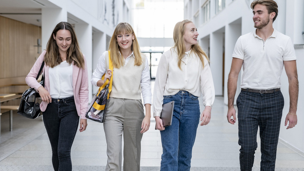 Studierende auf dem Campus der Universität Passau