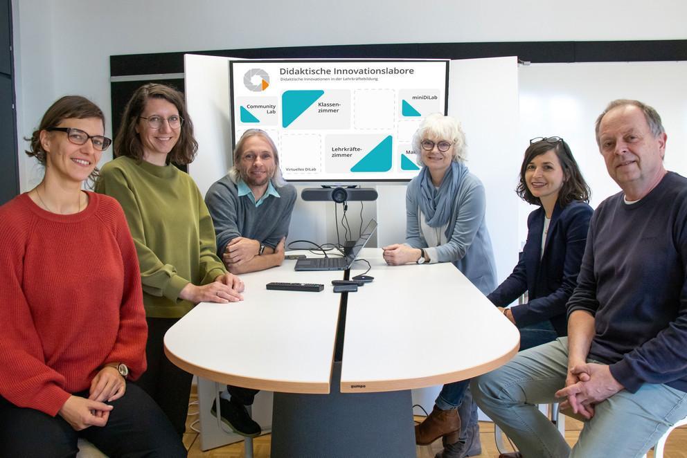 Dr. phil. Cornelia Dinsleder (links im Bild) und Ulrich Kirchgässner (rechts im Bild) von der PH Luzern mit dem Leitungsteam der Didaktischen Innovationslabore am ZLF: Dr. Verena Köstler, Dr. Christian Müller, Prof. Dr. Jutta Mägdefrau und Dr. Sabrina Kufner (v. l.). Foto: Tobias Bumberger, Universität Passau