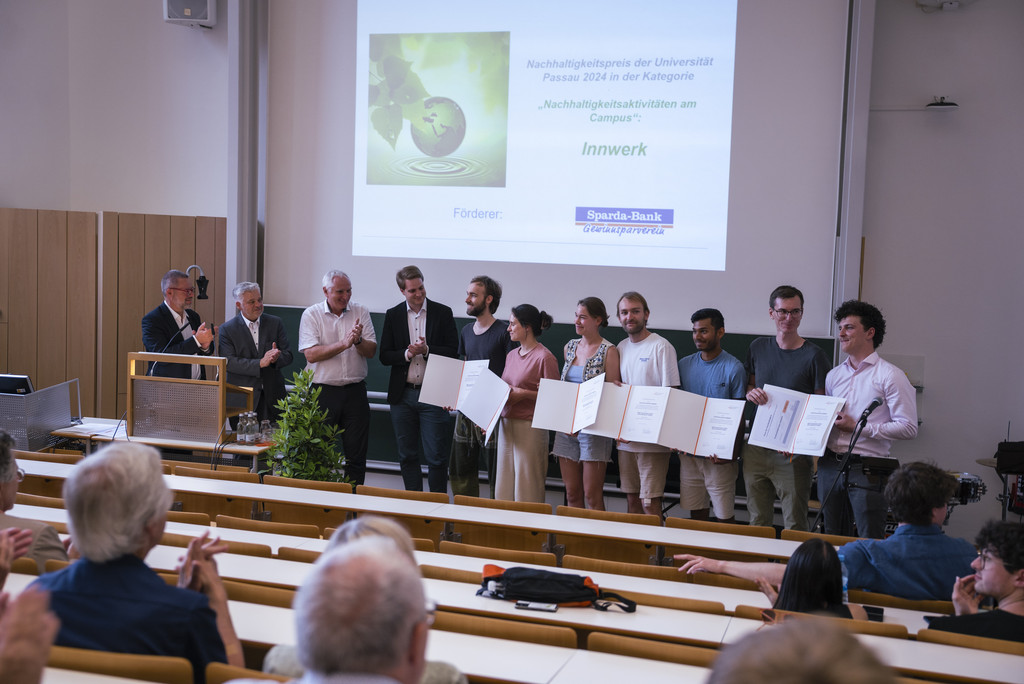 [Translate to Englisch:] Überreichung des Preises für Nachhaltigkeit der Universität Passau 2024 der Kategorie „Nachhaltigkeitsaktivitäten am Campus“ durch Prof. Dr. Werner Gamerith an die Hochschulgruppe an den Verein Innwerk