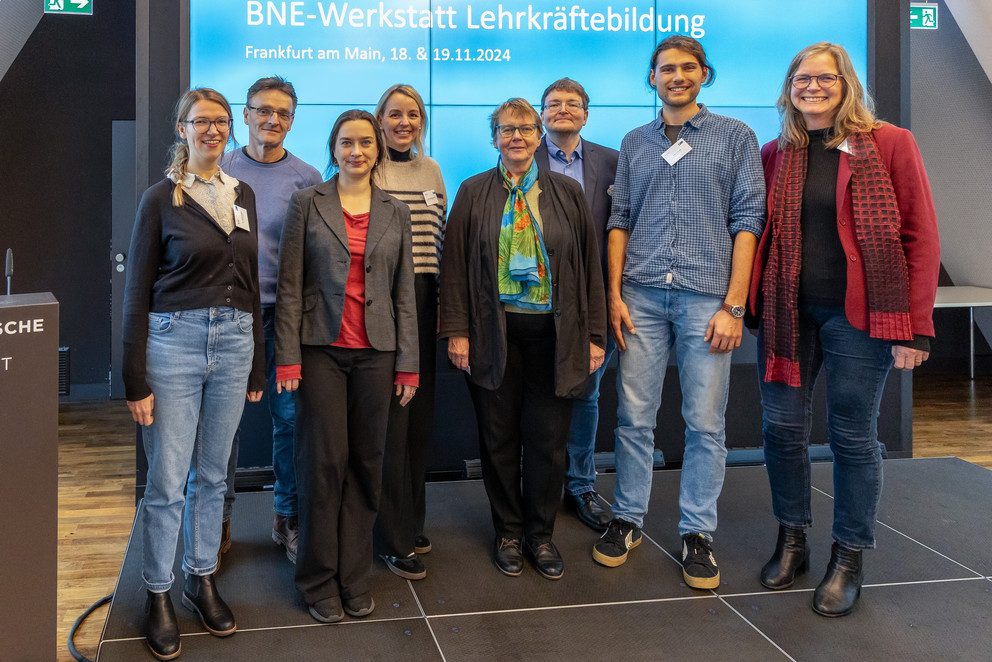 Bayerische Vertreterinnen und Vertreter bei der BNE-Werkstatt Lehrkräftebildung: (v. l.) Dr. Johanna Weselek (Universität Regensburg), Prof. Dr. Ralf Ludwig (LMU München), Prof. Dr. Mandy Singer-Brodowski (Universität Regensburg), Michaela Würdinger-Gaidas (Universität Passau), Prof. Dr. Ingrid Hemmer (KU Eichstätt-Ingolstadt), Florian Stelzer (Universität Passau), Fabian Arnold (Referendar), Prof. Dr. Sabine Anselm (LMU München), Foto: Universität Passau