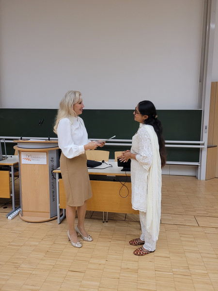 Prof. Dr. Christina Hansen, Vizepräsidentin für Internationales und Diversity, übergibt den Preis des Deutschen Akademischen Austauschdienstes an Isha Das aus Indien. Foto: Universität Passau