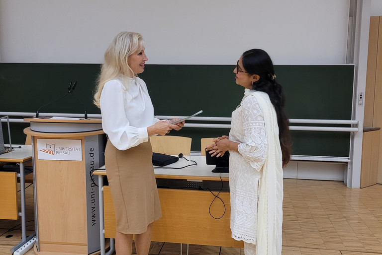 Prof. Dr. Christina Hansen, Vizepräsidentin für Internationales und Diversity, übergibt den Preis des Deutschen Akademischen Austauschdienstes an Isha Das aus Indien. Foto: Universität Passau