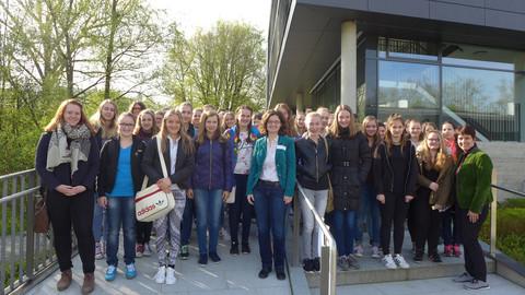 Kanzlerin Dr. Andrea Bör (rechts) und Dr Claudia Krell vom Referat Gleichstellung (Mitte) begrüßen 81 Schülerinnen zum Girls' Day an der Universität Passau.