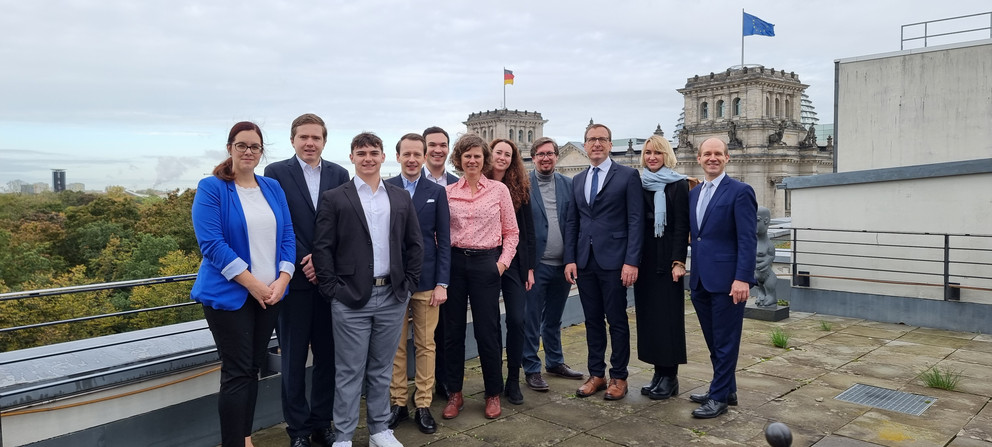 Die PYREC-Fellows und Vizepräsident Prof. Dr. Jan Schumann (3. v. r.) zusammen mit Marissa Gravel-Labelle (1. v. l.) und Manuel Feifel (1. v. r.) von der Regierung von Quebéc auf dem Dach der Vertretung von Quebéc in Berlin. Foto: Regierungsvertretung von Quebéc