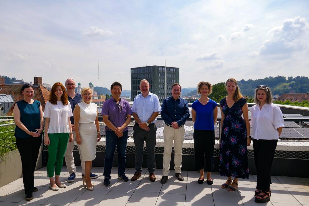 (v.l.n.r.:) Sabine Blake, Sophia Pöcheim, Matthias Fuchs, Prof. Dr. Christina Hansen, Prof. Kemma Tsujino, Prof. Dr. Maximilian Sailer, Dr. Jonas Scharfenberg, Eva Rutter, Anneliese Fraser, Dr. Kathrin Plank, Foto: Universität Passau