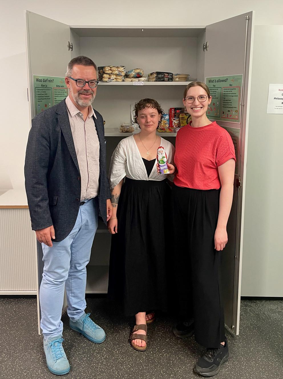 v.l. Nachhaltigkeitsbeauftragter der Universität Passau Prof. Dr. Werner Gamerith, Projektkoordinatorin Rebecca Bieling und Klimamanagerin Angie Schüppel am Fairteiler.