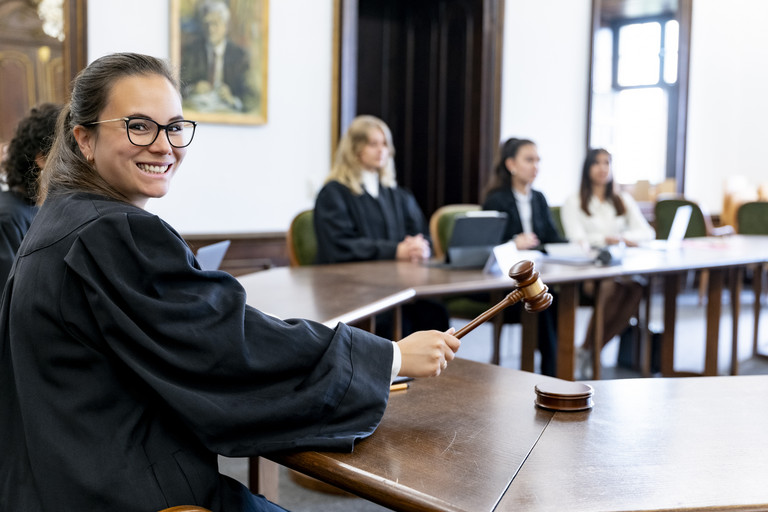 Dekoratives Bild der Kachel 'Raus aus der Uni Bubble'