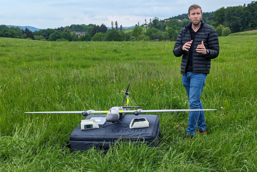 Pierre Ulfig von der Quantum-Systems GmbH erklärt die Besonderheiten der eVTOL Drohne. Foto: Universität Passau