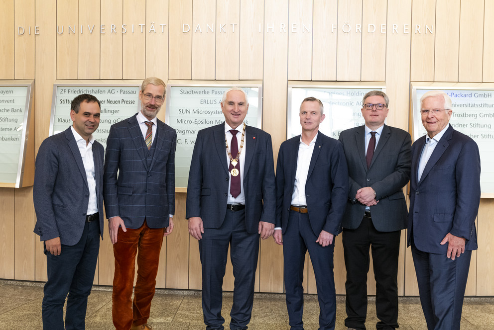 In diesem Jahr konnte Präsident Prof. Dr. Ulrich Bartosch (3. v. rechts) fünf Fördernden durch einen Platz auf der Ehrentafel den besonderen Dank der Universität aussprechen: (von links) Landkreis Passau (vertreten durch Landrat Raimund Kneidinger), Algordanza AG (vertreten durch Geschäftsführer Frank Ripka), Rotary Club Passau (vertreten durch Präsident Gerhard Steinhuber und Prof. Dr. Rainer Wernsmann, an dessen Lehrstuhl das Rotary-Stipendium umgesetzt wird), die Stiftung der Passauer Neuen Presse (vertreten durch den Stiftungsratsvorsitzenden Dr. Dr. Axel Diekmann) und die Franz und Maria Stockbauer’sche Stiftung. Foto: Universität Passau