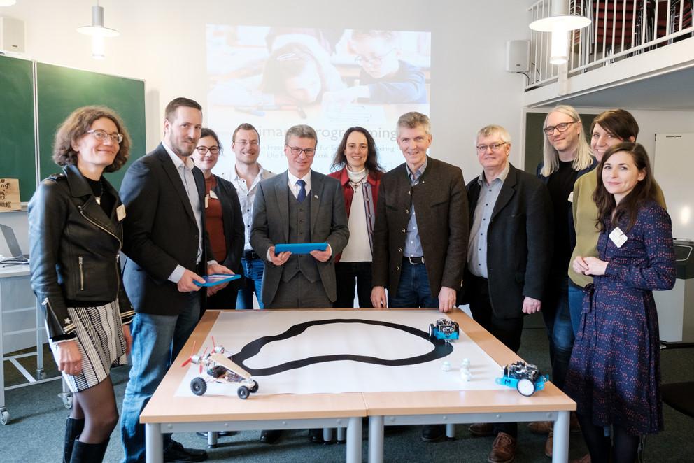 Ute Heuer und Prof. Dr. Gordon Fraser mit ihrem Projektteam, Staatsminister Bernd Sibler, Vizepräsidentin Prof. Dr. Daniela Wawra, Prof. Dr. Gerhard Waschler MdL, Prof. Dr. Hans Mendl sowie das Team für Didaktische Innovation, Matthias Fuchs, Dr. Verena Köstler und Dr. Sabrina Kuffner.