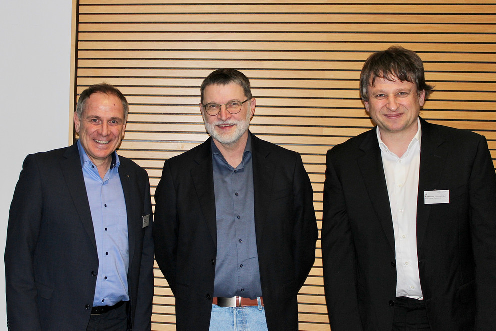 Prof. Dr. Martin Sellen (Geschäftsführer Micro-Epsilon Messtechnik), Prof. Dr. Tomas Sauer (Lehrstuhlinhaber und Institutsleiter an der Universität Passau), Dr. Alexander Wisspeintner (Geschäftsführer Micro-Epsilon Messtechnik) (v. l.), Foto:Svenja Schindler