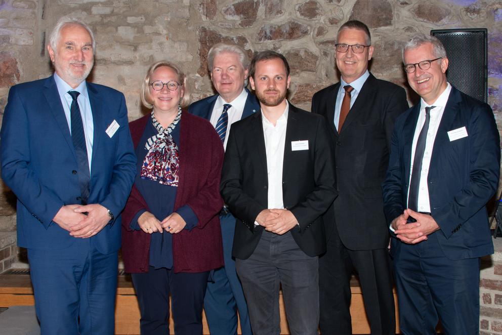 Prof. Dr. Ulrich Bartosch, Tanja Selmayr, Prof. Sigmund Gottlieb, Jonas Schaible, Dr. Markus Ederer und Dr. Fritz Audebert, Foto: Universität Passau