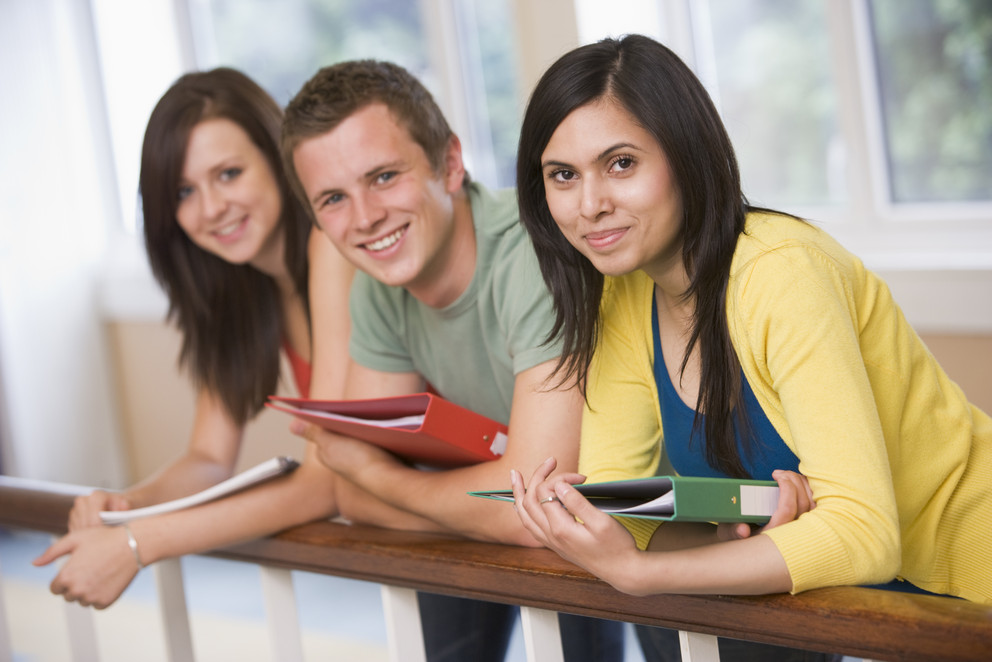 Studierende mit Ordnern in der Hand informieren sich beim Stipendieninfoabend.