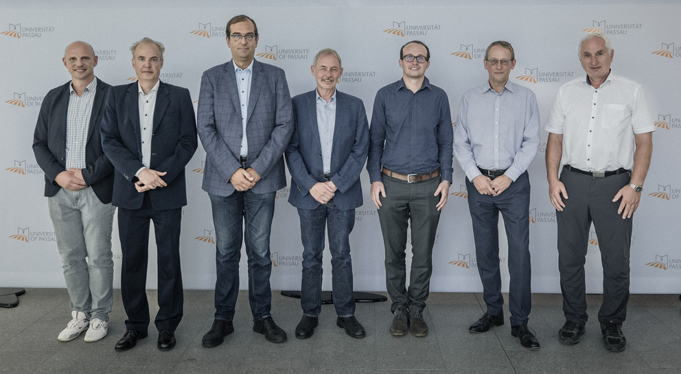 v.l.: Prof. Dr. Michael Granitzer, Projektleiter Dr. Henrich C. Pöhls, Prof. Dr. Stefan Katzenbeisser, Prof. Dr. Joachim Posegga, Taras Holoyad (Bundesnetzagentur), Arvid Rosinski (AUDI AG), Universitätspräsident Prof. Dr. Ulrich Bartosch. Foto: Universität Passau 