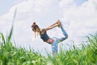 Frau macht Yoga