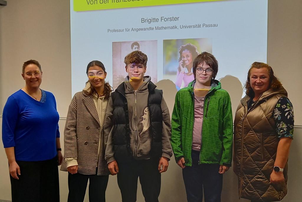 Gruppenfoto: von links nach rechts Prof. Forster-Heinlein, drei Schüler/Schülerinnen des ASG, Mathematiklehrerin am ASG Passau; Copyright Adalbert-Stifter-Gymnasium Passau