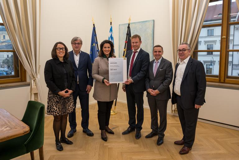 (v.l.) Dr. Janine Maier (Projektleiterin CENTOURIS, Universität Passau), Harald Reischel (Geschäftsführer Kermax GmbH), Tourismusministerin Michaela Kaniber, Dr. Stefan Mang (Geschäftsführer CENTOURIS, Universität Passau), Thomas Bösl (Direktor Strategy & International Relation, Raiffeisen Touristik Group Holding RTG) sowie Michael Buller (Vorstand VIR – Verband Internet Reisevertrieb); Abdruck unter Angabe Maria Maier/StMELF honorarfrei.