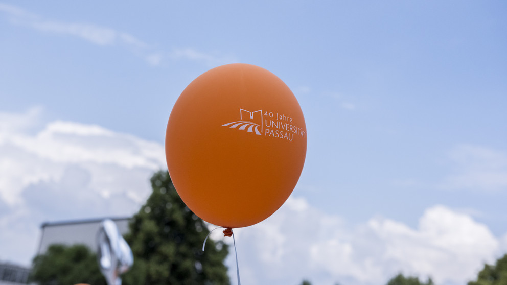 Luftballon mit Uni Passau Logo