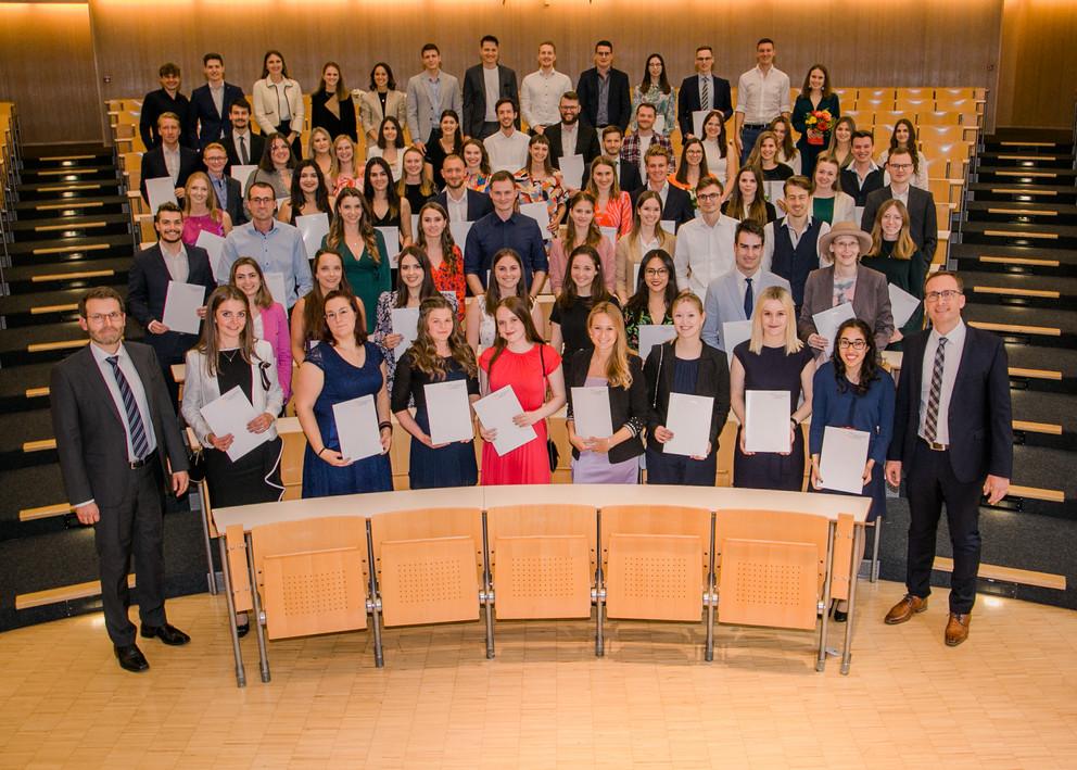 Gruppenbild der Absolvierenden im Hörsaal, Foto: Atelier Kaps