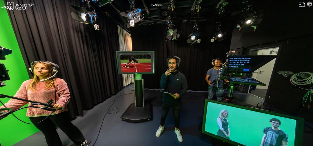 Campustour Screenshot: Blick auf Regie, Teleprompter und Tecnhnik