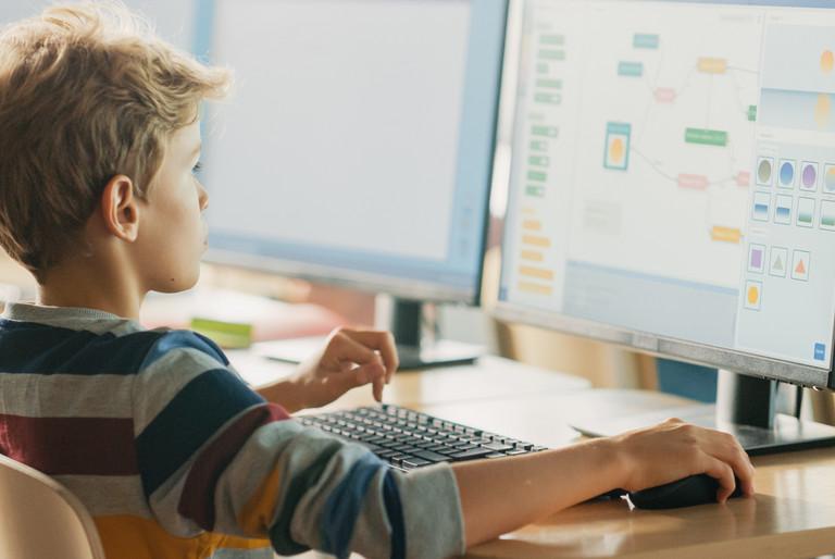 Grundschüler beim Programmieren am PC