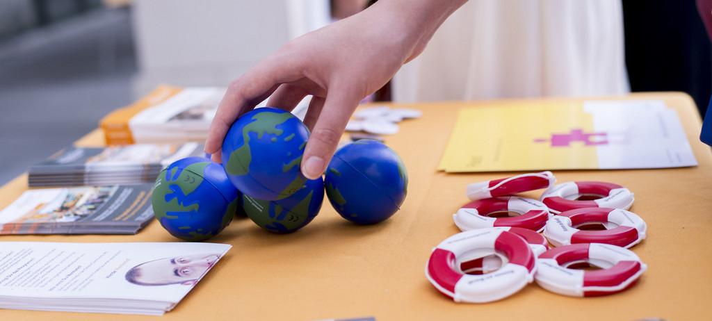 Foto: Hand greift Weltkugel-Stressbällchen