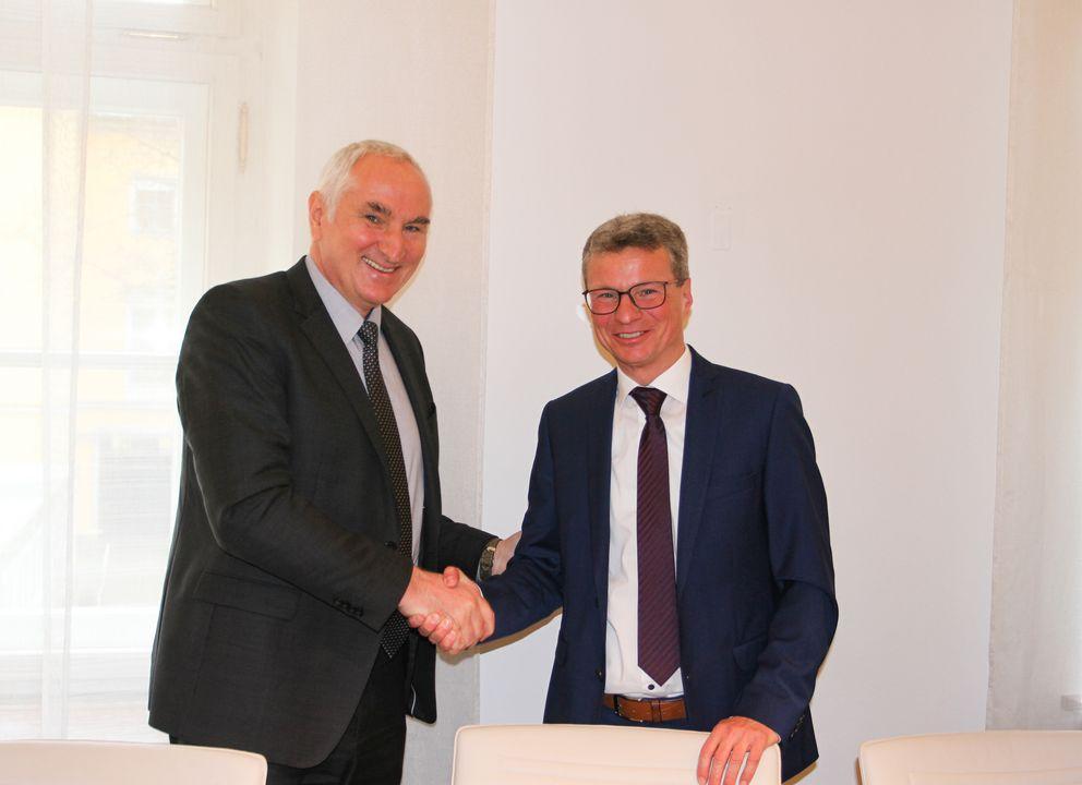 Wissenschaftsminister Bernd Sibler überreichte Prof. Dr. Ulrich Bartosch am 10. März das Bestellungsschreiben. Amtsbeginn für den neuen Präsidenten der Universität Passau ist der 1. April 2020. Foto: StMWK