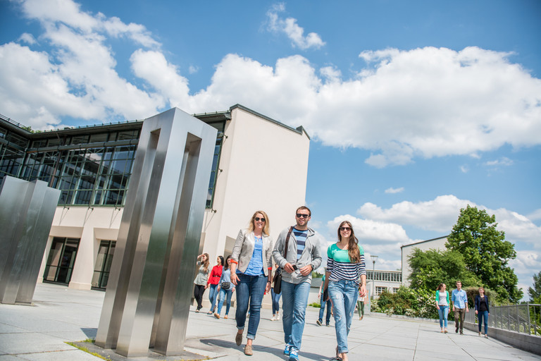 Studierende auf dem Universittsgelnde 