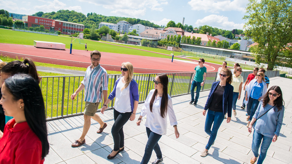 Studierende auf dem Campus der Universität Passau