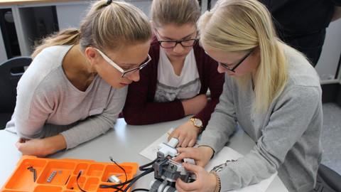 Was unterscheidet Menschen von Robotern? Teilnehmerinnen im Workshop "Meine Arbeitskollegin ist ein Roboter" unter der Leitung von Michael Mendyka, wissenschaftlicher Mitarbeiter an der Professur für Philosophie.