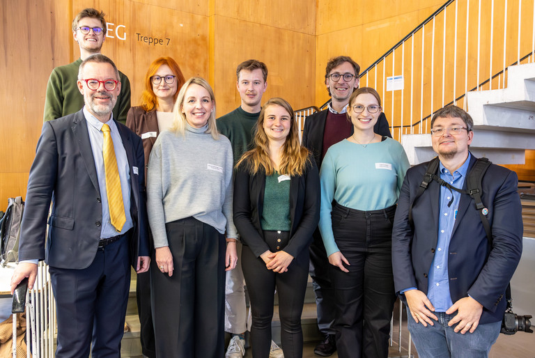 v.l.: Maximilian Dederer (Praktikant FÖJ Universität Passau), Vizepräsident für Transfer und interne Vernetzung mit der Querschnittsaufgabe Nachhaltigkeit Prof. Dr. Werner Gamerith, Petra Mayrhofer (Drittmittelprojekt moreBNE), Michaela Würdinger-Gaidas (ZLF-Abteilung BNE), Clemens Diener (Studentischer Senator und Beauftragter für Nachhaltigkeit des Studierendenparlaments), Masterstudentin Luise Kwak (Drittmittelprojekt fitESD.eu), Prof. Dr. Andreas Eberth (Professor für Geographie mit Schwerpunkt BNE), Klimaschutzmanagerin Angie Schüppel, Florian Stelzer (BayZeN Koordination); Foto: BayZeN