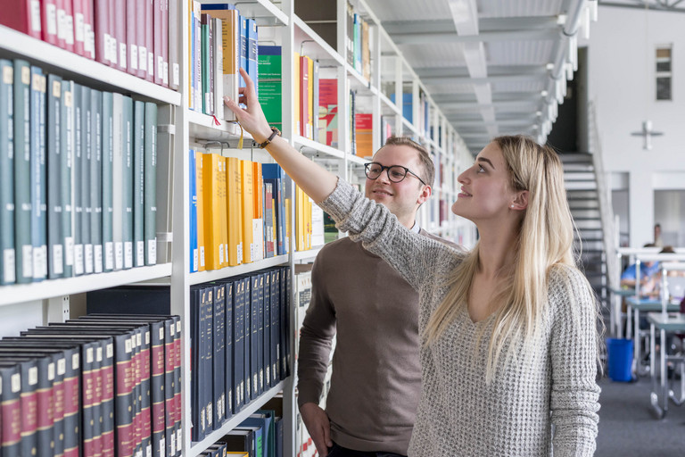 Studentinnen im Lesesaal der Bibliothek 