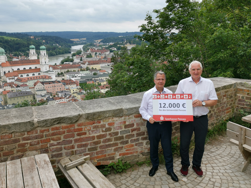 Prof. Dr. Ulrich Bartosch, Präsident der Universität Passau (r.), gemeinsam mit Christoph Helmschrott, Vorstandsvorsitzender der Sparkasse Passau, bei der Spendenübergabe: Foto: Universität Passau