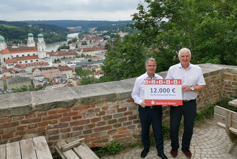 Prof. Dr. Ulrich Bartosch, Präsident der Universität Passau (r.), gemeinsam mit Christoph Helmschrott, Vorstandsvorsitzender der Sparkasse Passau, bei der Spendenübergabe: Foto: Universität Passau