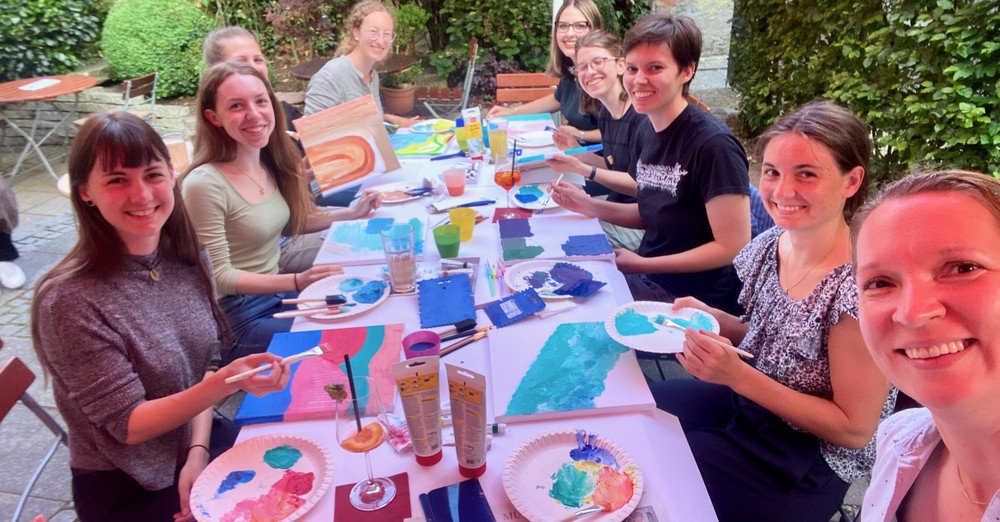 Colour-Night of the MINT-ambassadors Participants ot the Colour-Night event painting pictures