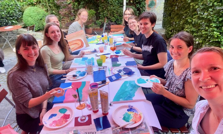 Colour-Night of the MINT-ambassadors Participants ot the Colour-Night event painting pictures