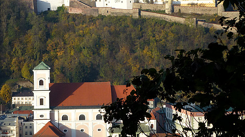 Blick auf Veste Oberhaus und Studienkirche