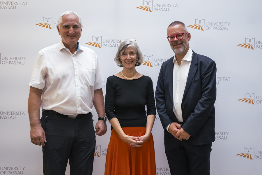 Präsident Prof. Dr. Ulrich Bartosch (links im Bild), Festrednerin Christiane Grefe und Prof. Dr. Werner Gamerith, Vizepräsident für Transfer und interne Vernetzung mit der Querschnittsaufgabe Nachhaltigkeit, Foto: Universität Passau