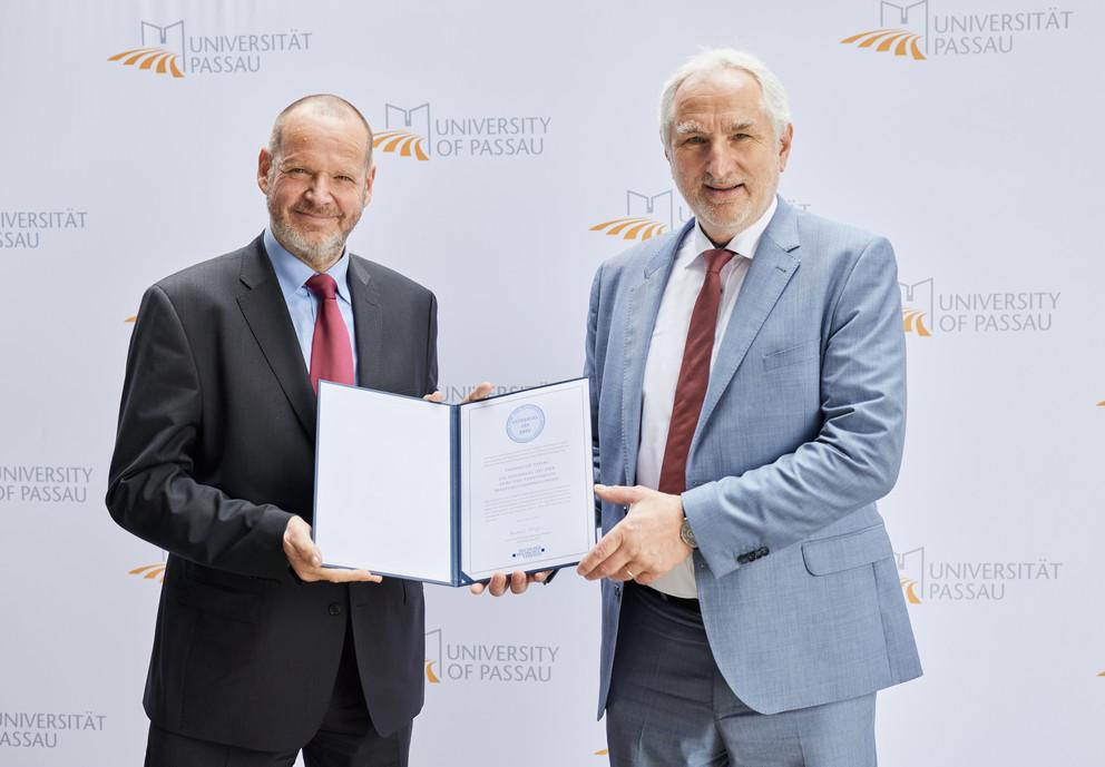 Urkundenübergabe: DHV-Präsident Prof. Dr. Bernhard Kempen und Universitätspräsident Prof. Dr. Ulrich Bartosch.