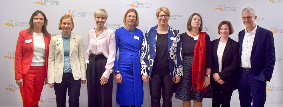 Von links nach rechts: Ursula Unger (Moderation), Martina Gutschick (Siemens Mobility GmbH), Siska Thiele (S&K Solutions GmbH), Dr. Anke Allenhöfer (Helsing), Sonja Pierer (Intel Germany Services GmbH), Dr. Franziska Hagedorn (Auswärtiges Amt), Prof. Dr. Bettina Noltenius (Universität Passau), Dr. Fritz Audebert (Neuburger Gesprächskreis); Foto: Universität Passau