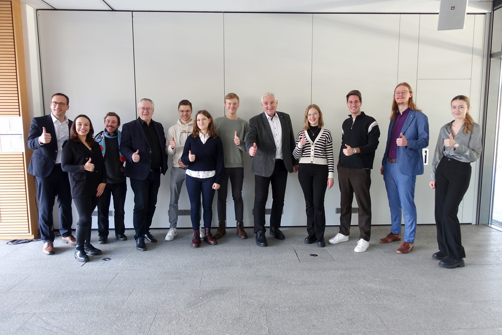 Rektor Prof. Dr. Michael Hoch (4. von links), Präsident Prof. Dr. Ulrich Bartosch (Mitte), Vizepräsident für Forschung Prof. Dr. Jan Schumann (links) mit Stipendiatinnen und Stipendiaten der Studienstiftung des deutschen Volkes; Foto: Universität Passau