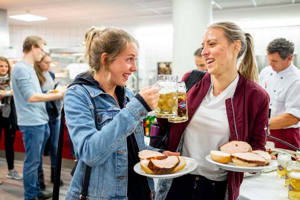 Studentinnen beim Leberkäs-Empfang