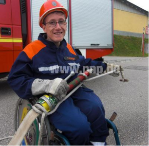 Großen Einsatz zeigt Thomas Hackinger auch bei kleinen Übungsaufgaben. Das Befestigen der Fangleine am roten Strahlrohr meistert er ohne Probleme. (Foto: Endl)