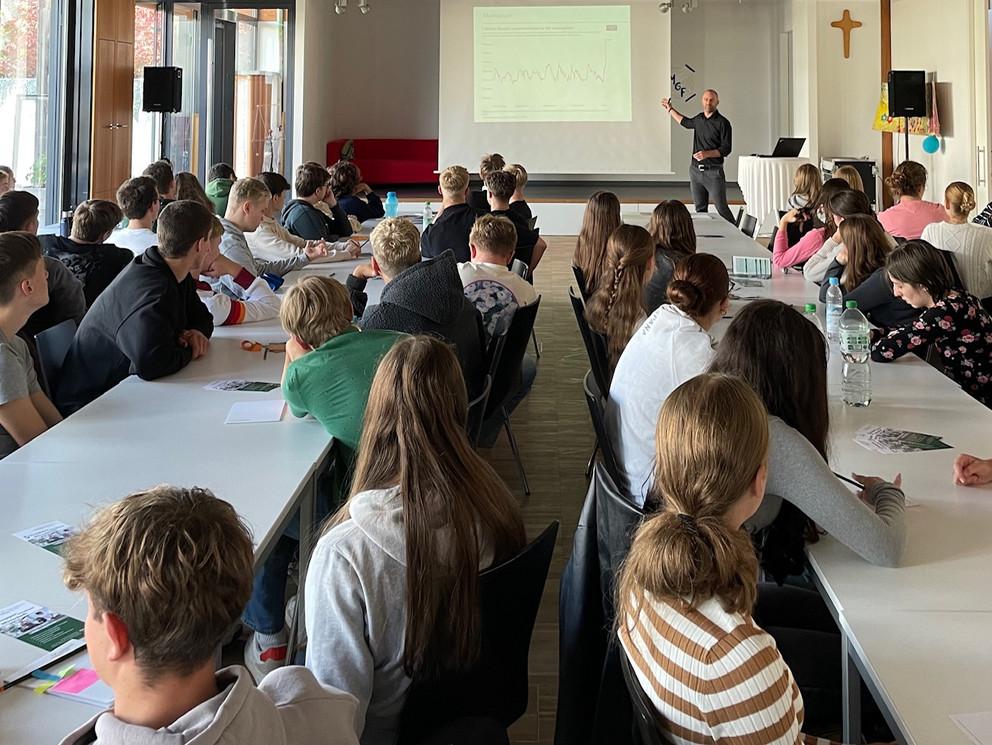 Prof. Dr. Stefan Bauernschuster am Maristengymnasium Fürstenzell. Foto: Universität Passau