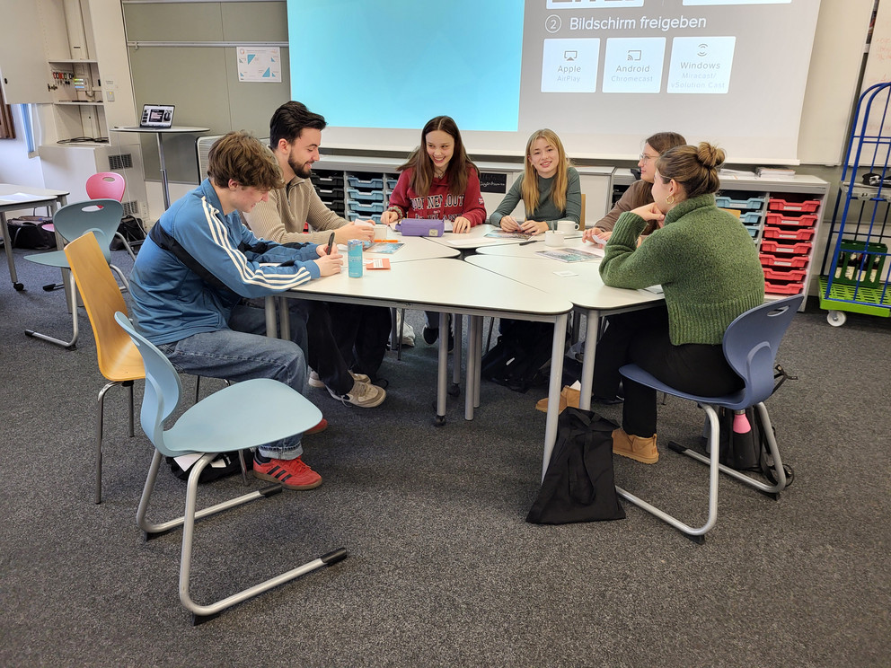 Eine der Schüler-Arbeitsgruppen – die Zwölftklässlerinnen und -klässler brachten tiefgehende und spannende Ideen in den Workshop ein, Foto: Universität Passau