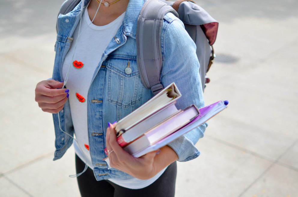 Mädchen mit Büchern im Arm