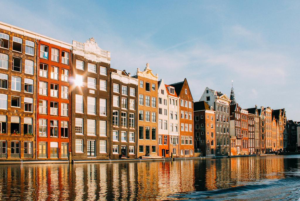 Gebäude am Wasser in Amsterdam, Niederlande