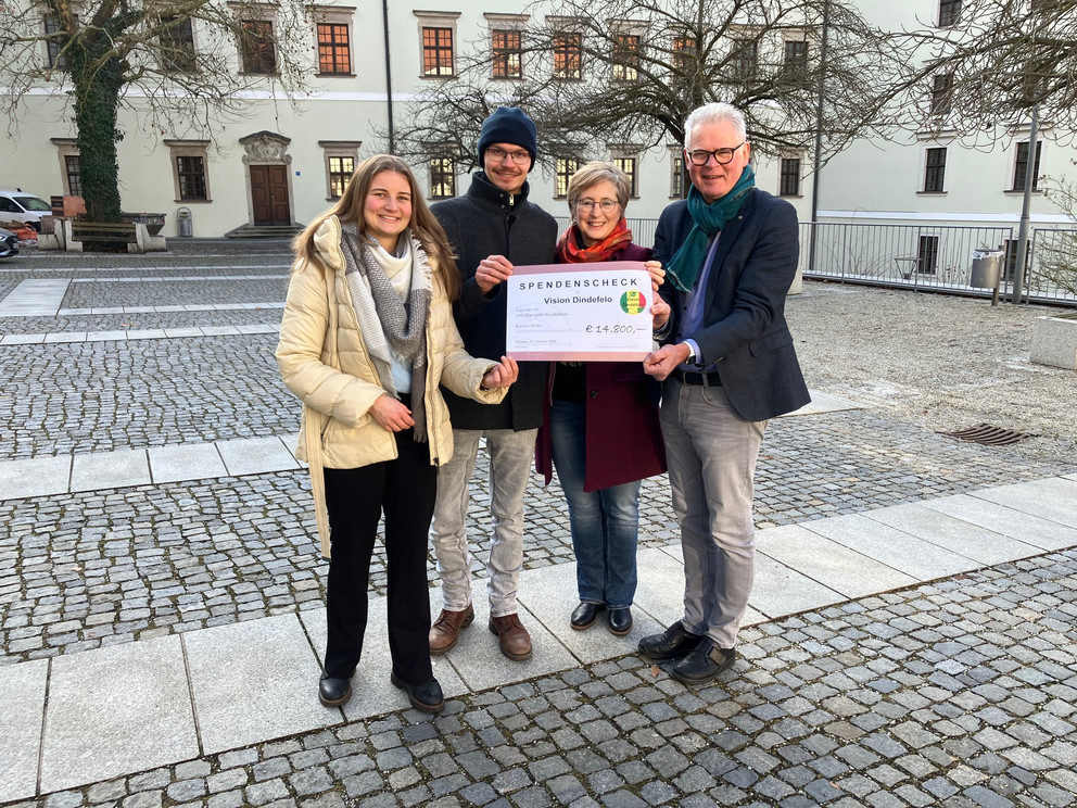 (v. l.) Luise Kwak und Mario Hermann (Studierende an der Universität Passau und Teilnehmende des Service-Learning-Kurses), Véronique Coiffet (Programmkoordinatorin Vision Dindefelo und Teamkoordinatorin für Französisch an der Universität Passau) und Helmuth Rücker (Initiator und Koordinator des Dachprojekts Mission Dindefelo). Foto: Universität Passau